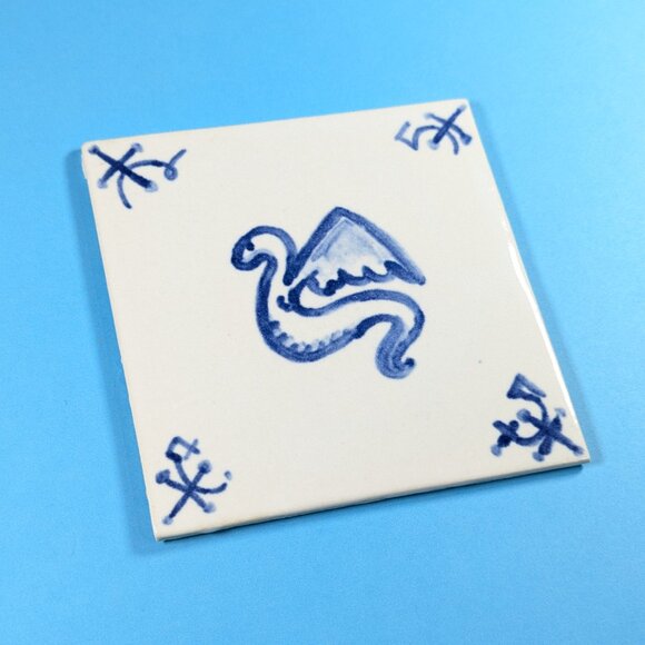 Handmade Winged Serpent tile, hand painted Delft Blue fantasy home decor trivet - Picture 3 of 7